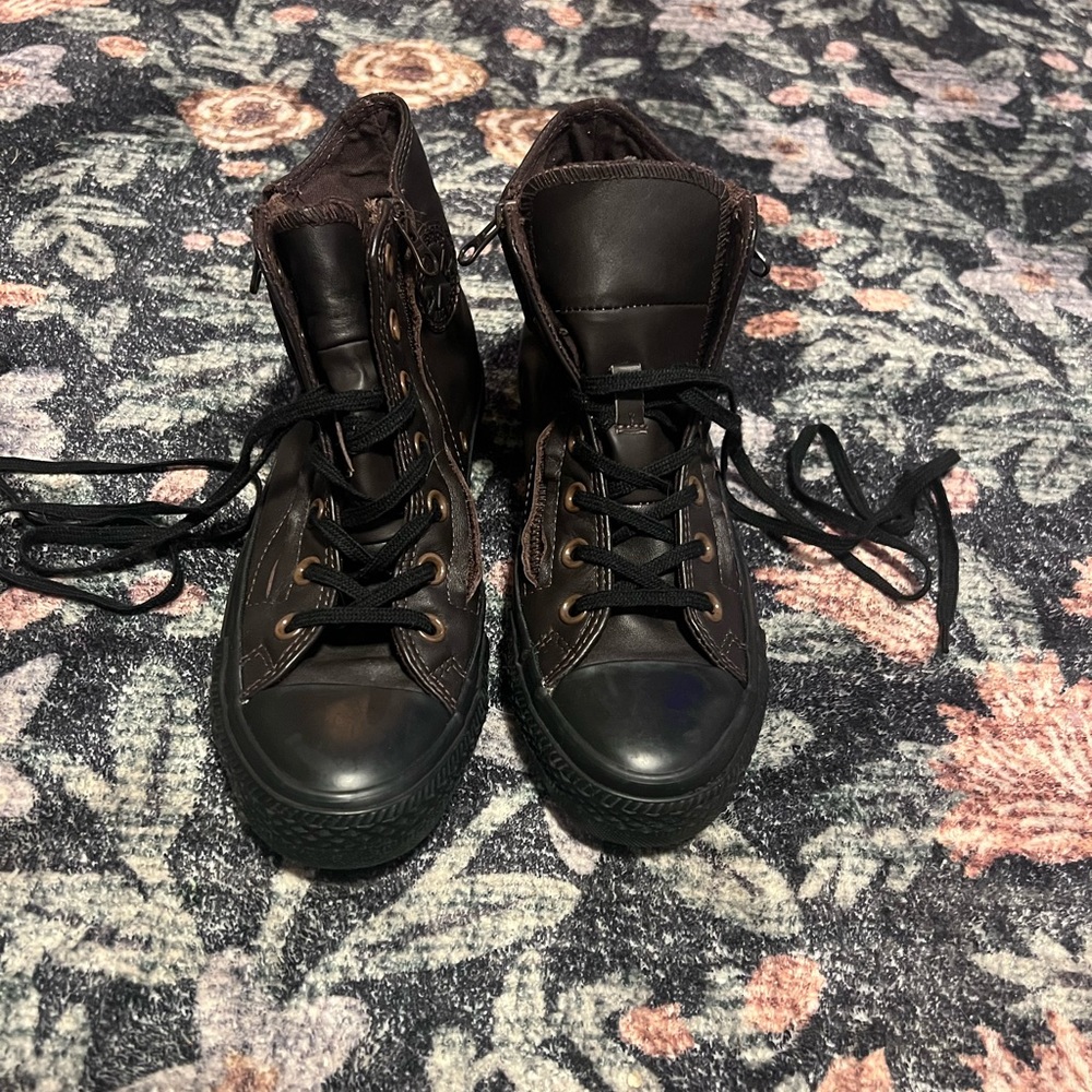 Converse sneakers men’s 4 women’s 6
